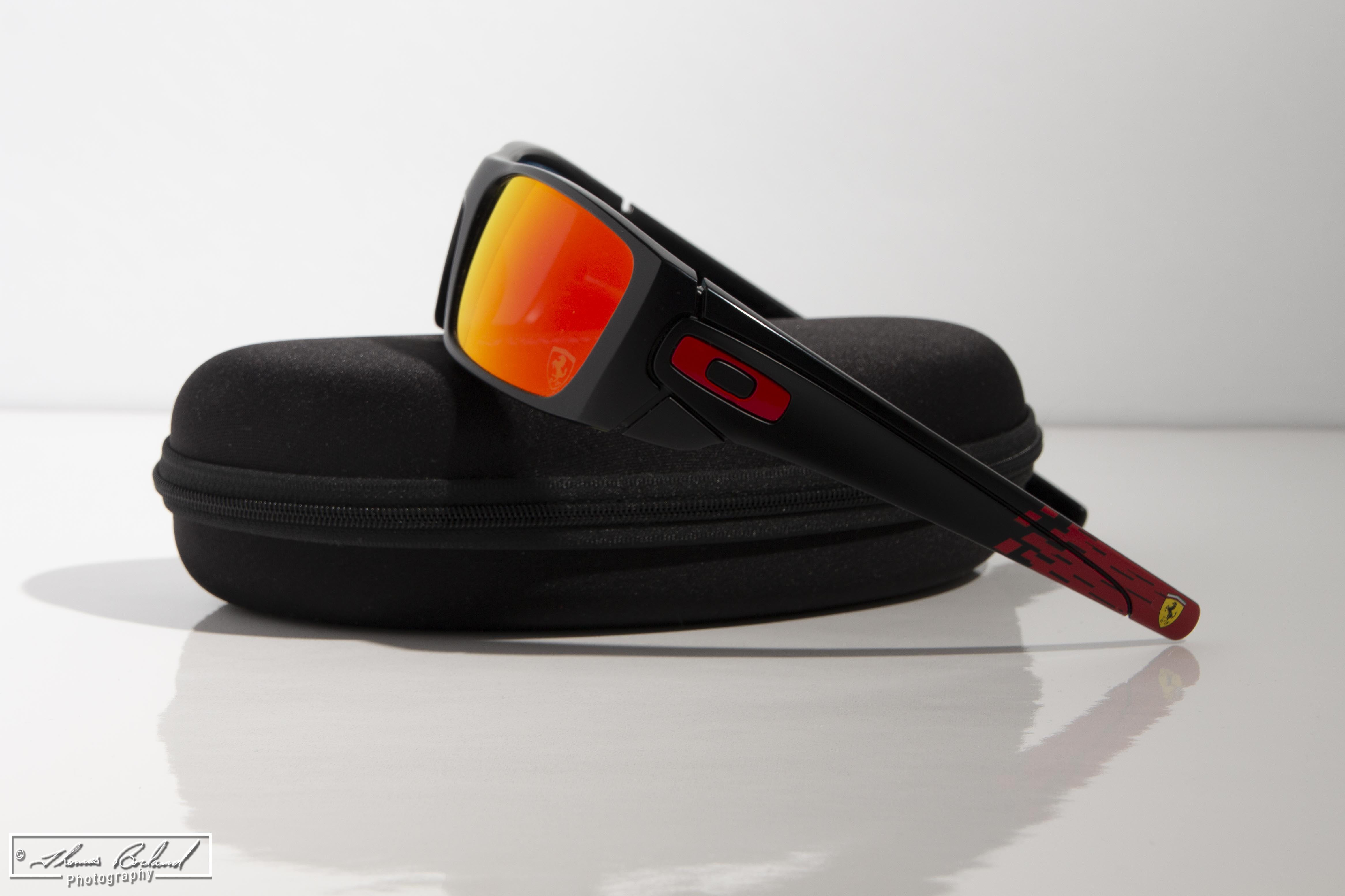 Oakley - Ferrari, black case